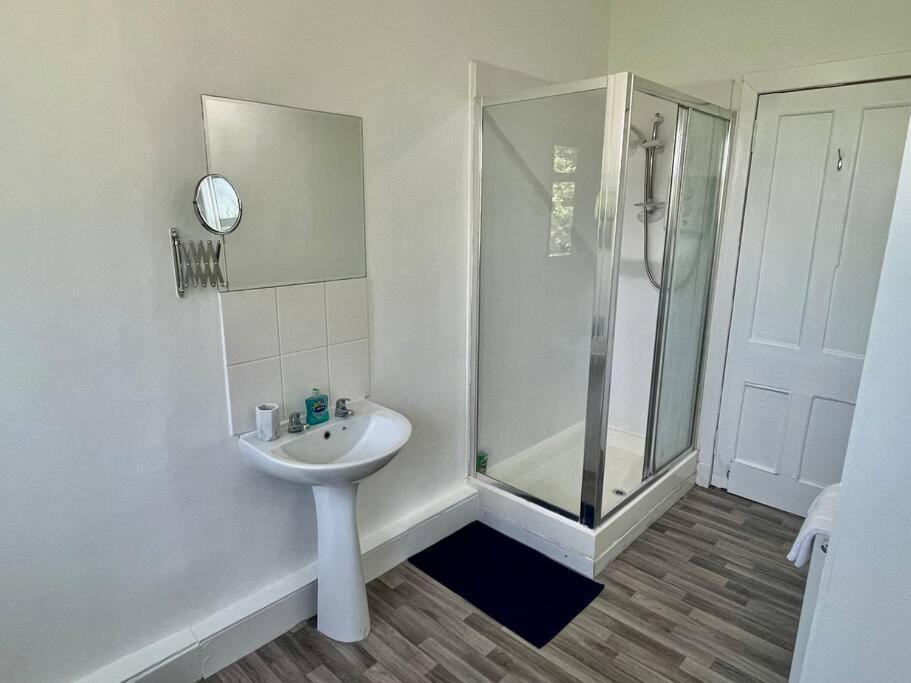 Large 2 Bed Near Glasgow Airport Paisley Extérieur photo